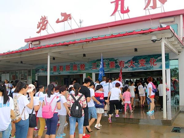 公司员工青岛旅游第1批员工留念
